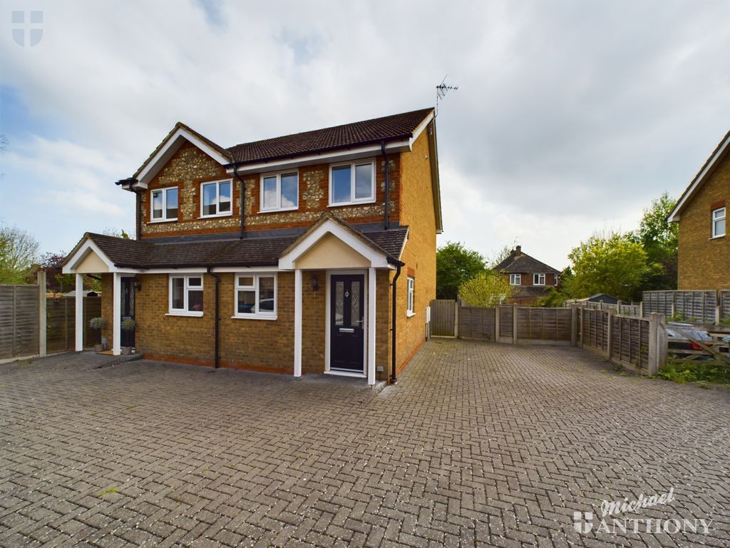 2 bed semidetached house for sale in Briars Close, Aylesbury
