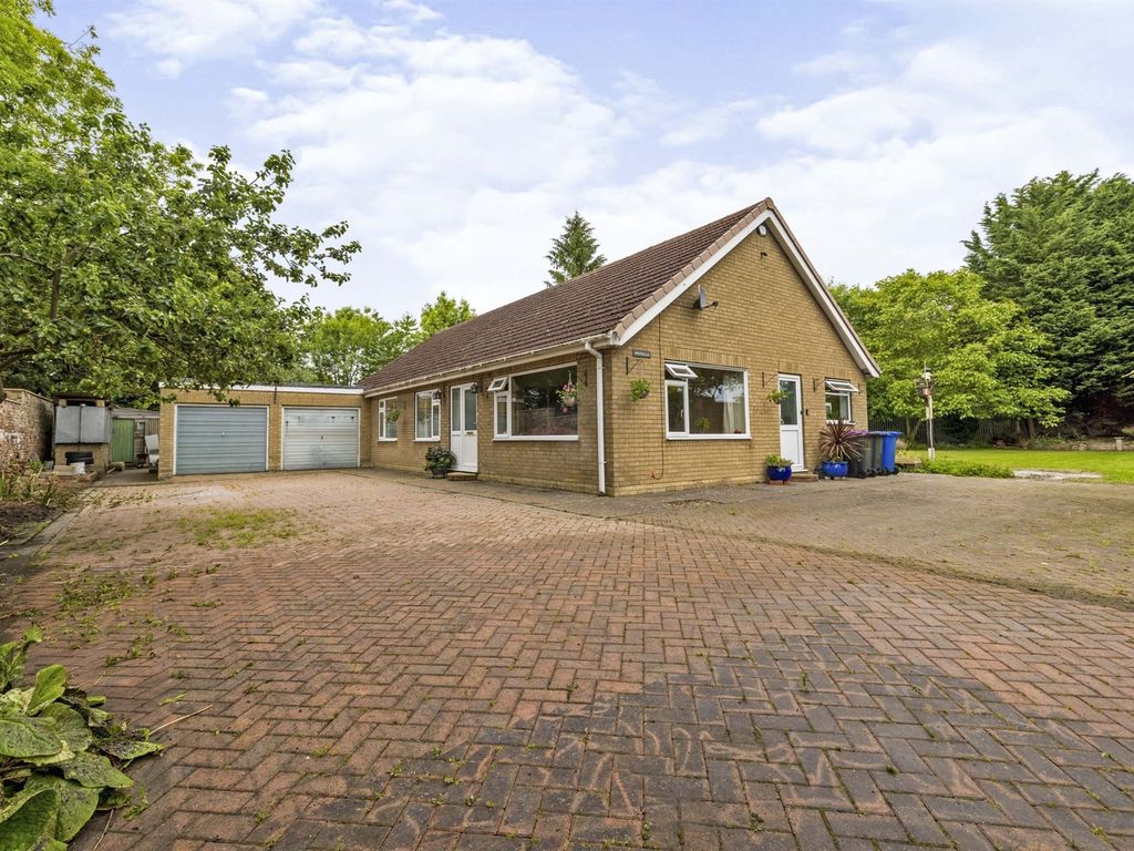 4 bed detached bungalow for sale in Gainsborough Road, Saxilby, Lincoln