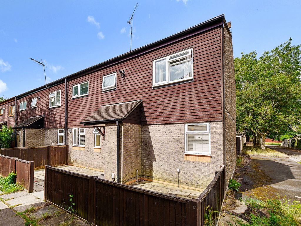 4 bed end terrace house for sale in Pilgrims Way, Andover SP10, £