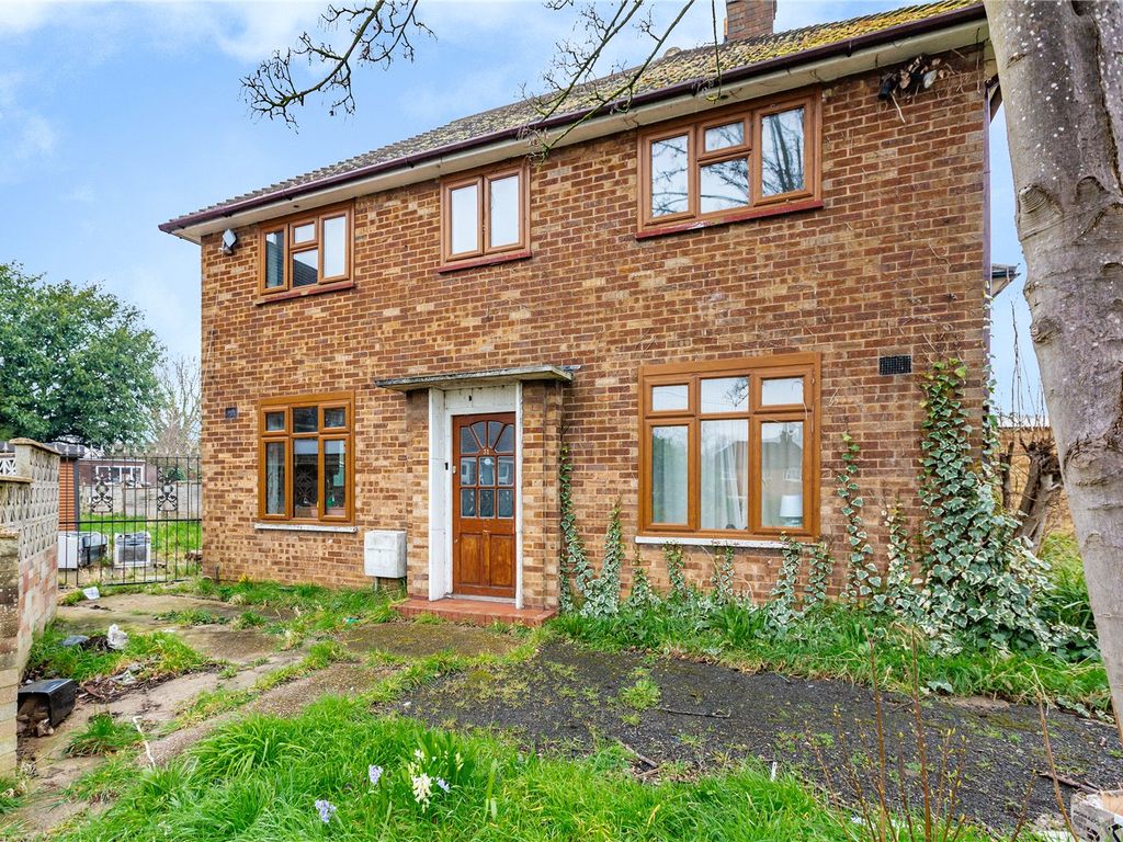4 bed end terrace house for sale in Cruick Avenue, South Ockendon