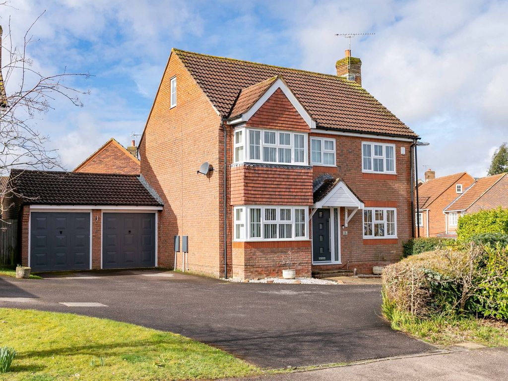 5 bed detached house for sale in Moorland Road, Maidenbower RH10, £