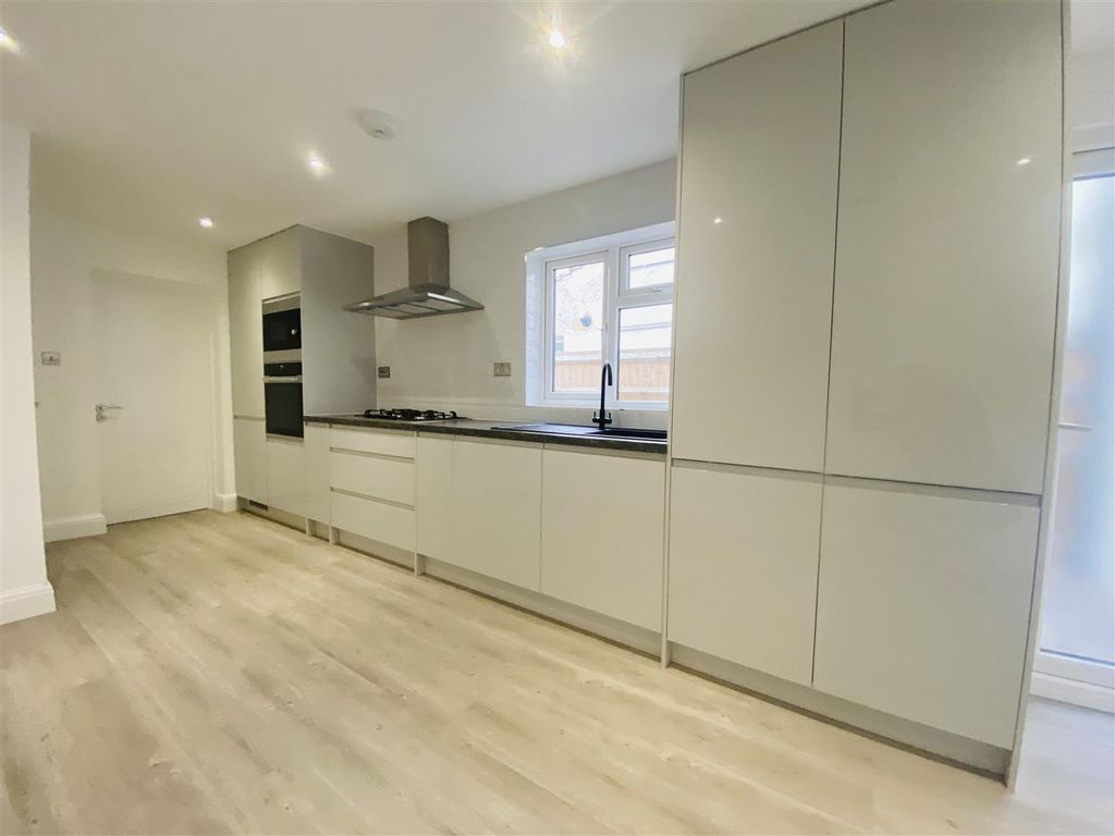 5 bed terraced house to rent in Cobden Road, London SE25, £2,650 pcm