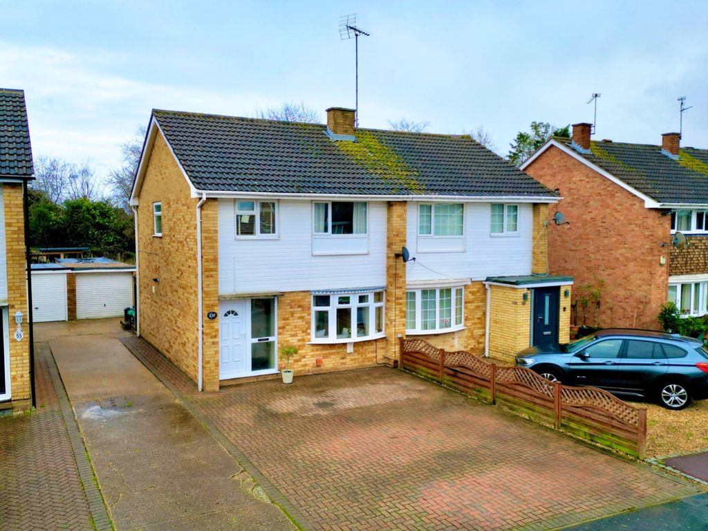 3 bed semidetached house for sale in Vauxhall Drive, Woodley, Reading
