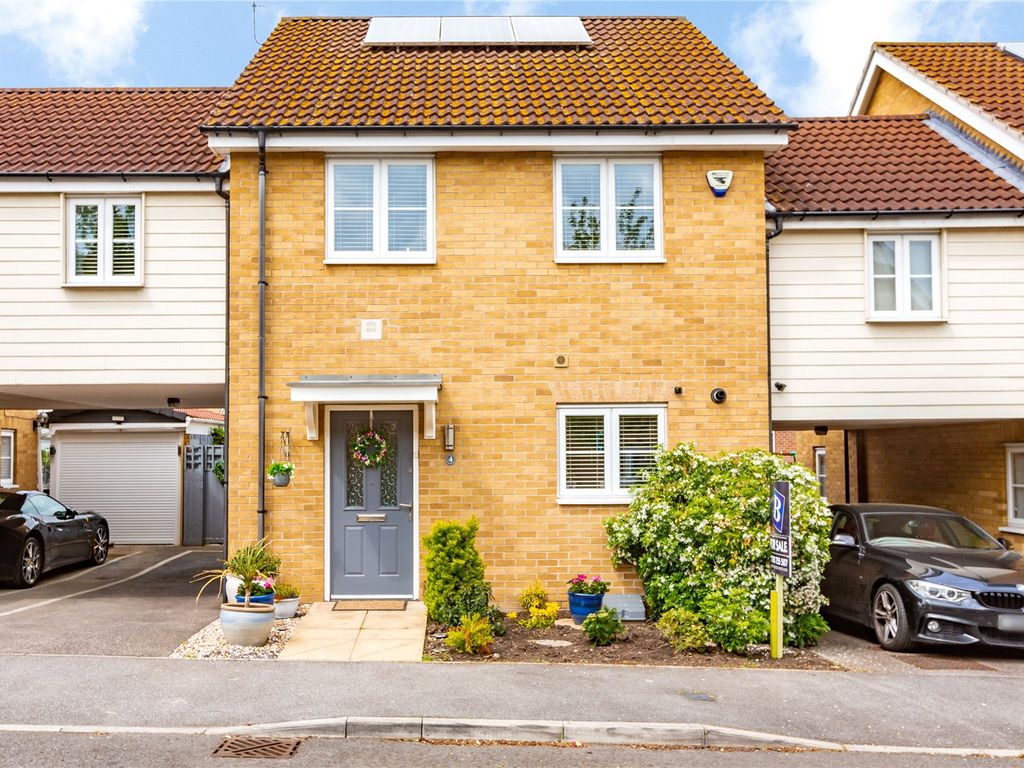 4 bed linkdetached house for sale in Whitworth Avenue, Romford RM3