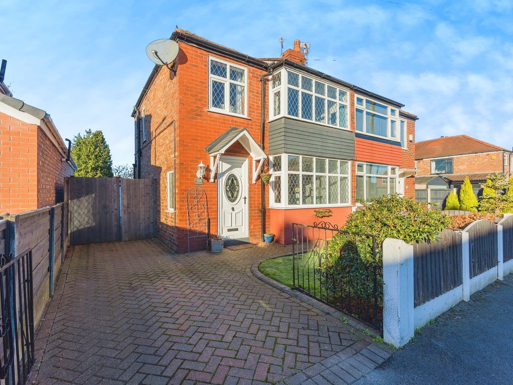 3 bed semidetached house for sale in Donnington Avenue, Cheadle SK8, £
