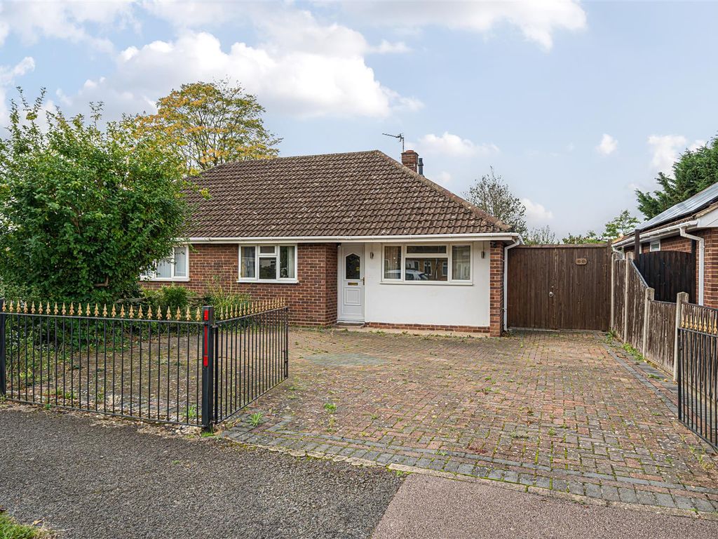 3 bed semidetached bungalow for sale in Poplar Avenue, Bedford MK41, £