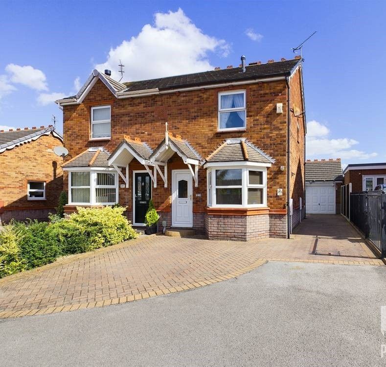 3 bed semidetached house for sale in Higham Close, Hull, Yorkshire HU8