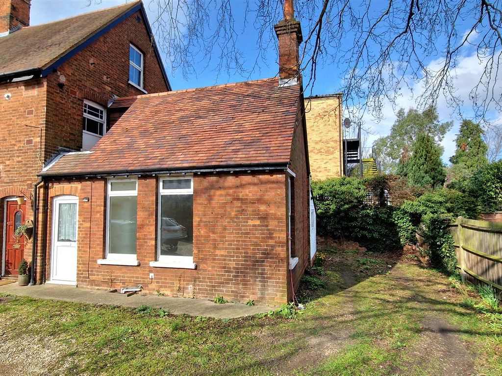 1 bed flat for sale in Dynevor Road, Bedford MK40, £150,000 Zoopla