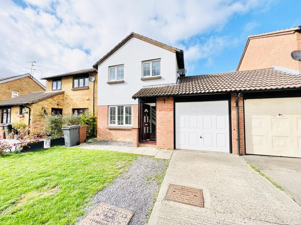 3 bed semidetached house to rent in Bonington Chase, Chelmsford CM1