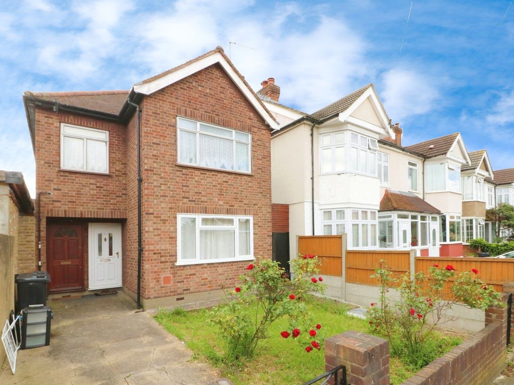 2 bed flat for sale in Lennox Gardens, Ilford IG1, £300,000 Zoopla