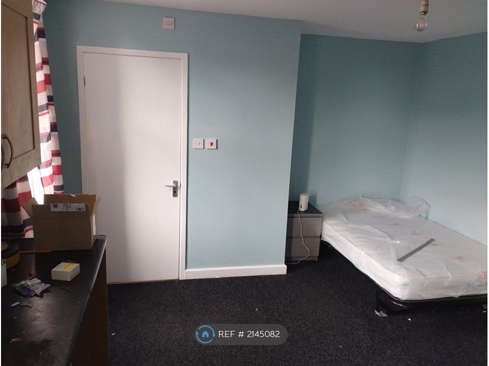 Room to rent in Knowsley Road, Bootle L20, £600 pcm Zoopla