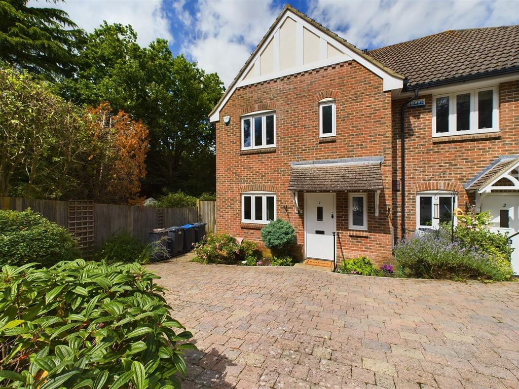 3 bed semidetached house to rent in Chandos Gardens, Old Coulsdon