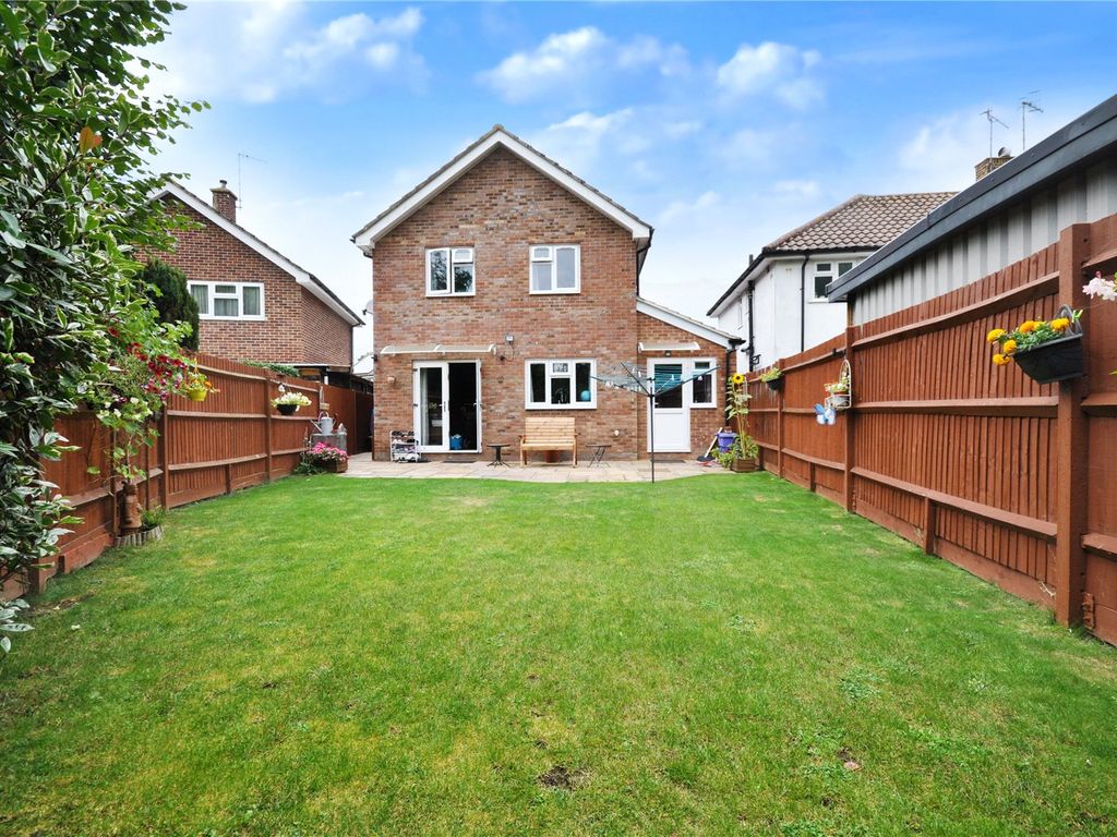 3 bed detached house for sale in Horley, Surrey RH6, £500,000 Zoopla