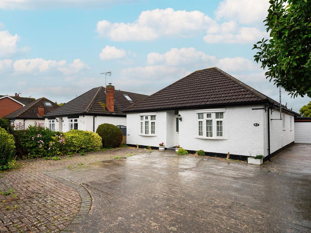4 bed detached bungalow for sale in Parton Road, Churchdown, Gloucester