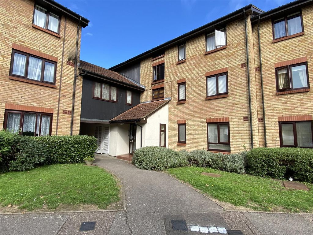 1 bed flat to rent in King Arthur Court, Cheshunt, Waltham Cross EN8, £