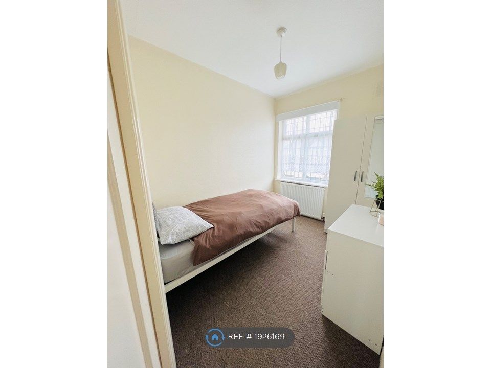 Room to rent in Oakleafe Gardens, Ilford IG6, £600 pcm Zoopla