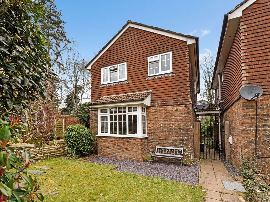 3 bed detached house for sale in Meadow End, Liphook, Hampshire GU30