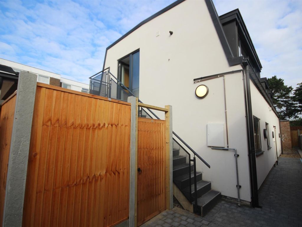 2 bed flat to rent in Hutton Road, Shenfield, Brentwood CM15, £1,700