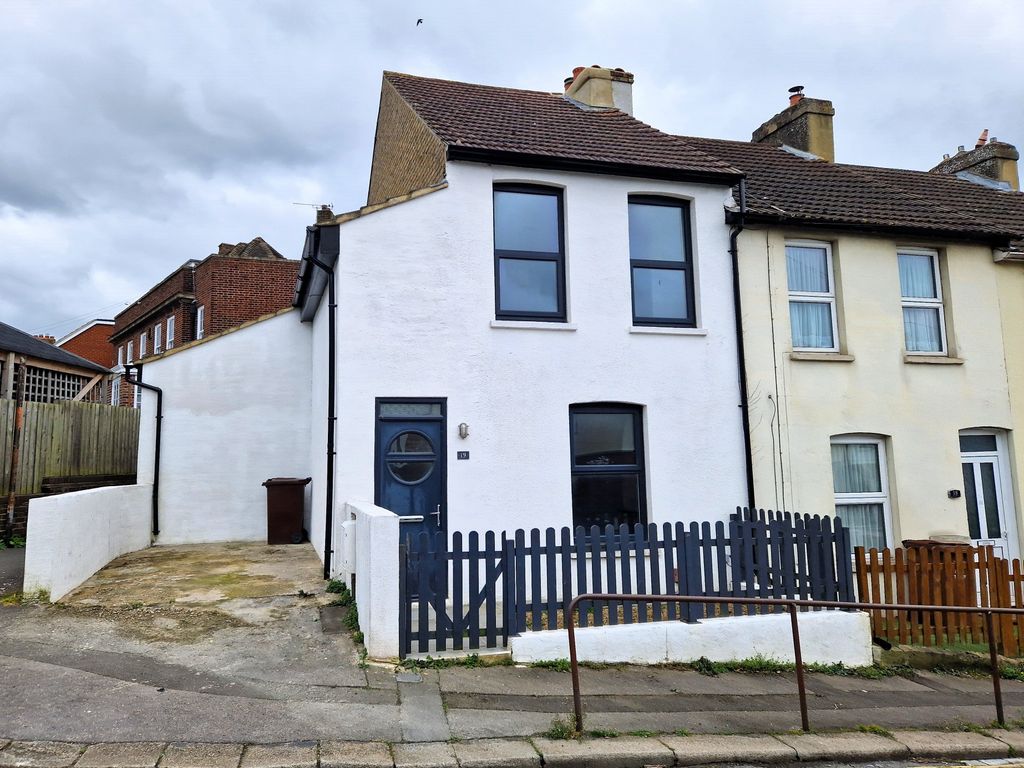 2 bed end terrace house for sale in Cookham Hill, Borstal, Rochester