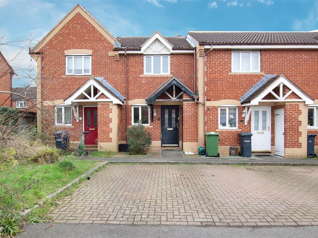 2 bed property to rent in Pettys Close, Cheshunt, Waltham Cross EN8, £1,650 pcm Zoopla