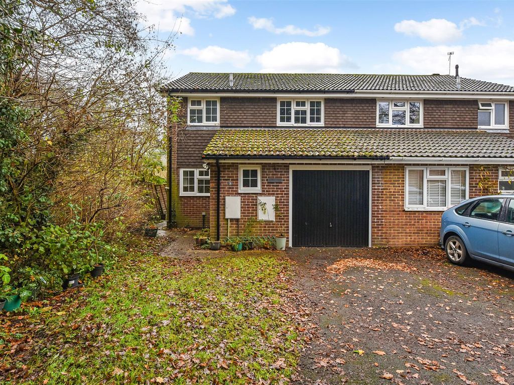 3 bed semidetached house for sale in Oak Close, Overton, Basingstoke