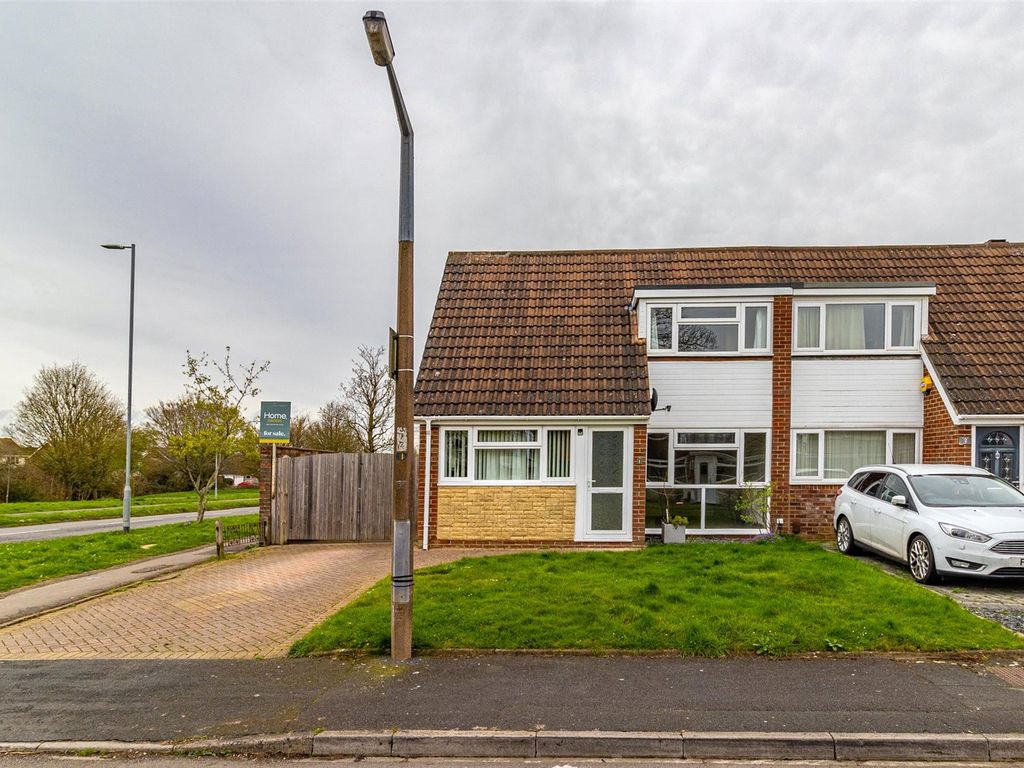 3 bed semidetached house for sale in Falconscroft, Covingham, Swindon