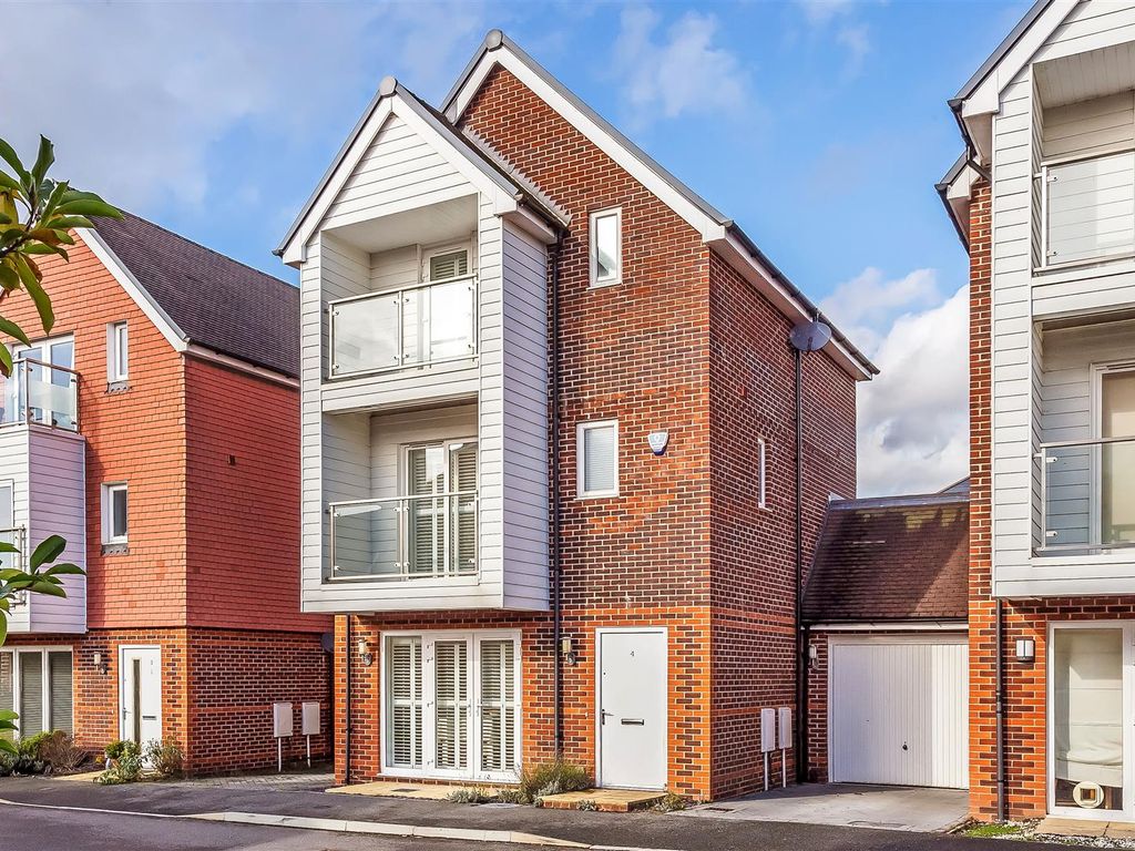 4 bed link detached house for sale in Williams Road, Oxted RH8, £