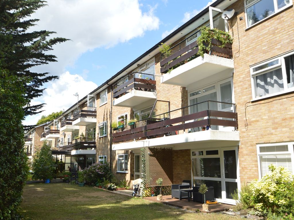 2 bed flat to rent in Brockley Combe, Weybridge KT13 Zoopla