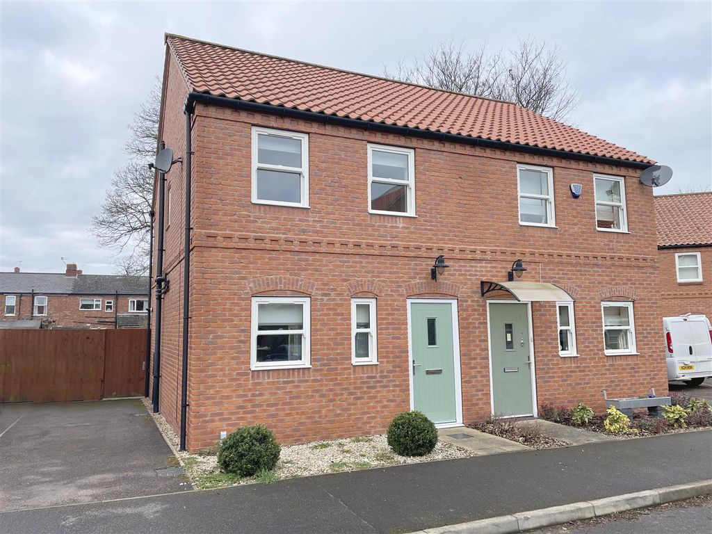 3 bed semidetached house to rent in Elizabethan Gardens, Retford DN22