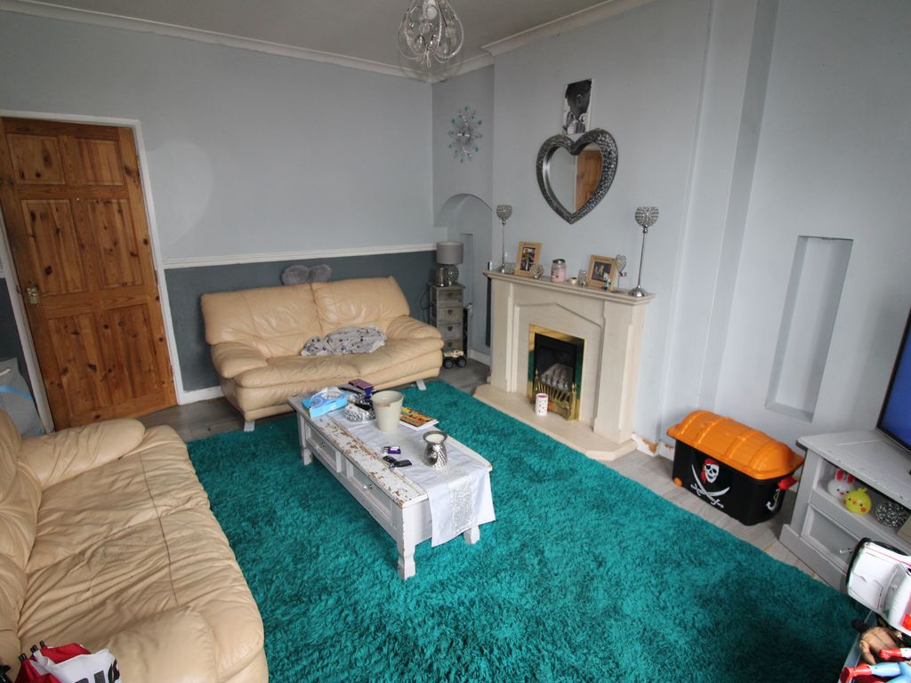 3 bed semidetached house for sale in The Avenue, Bentley, Doncaster