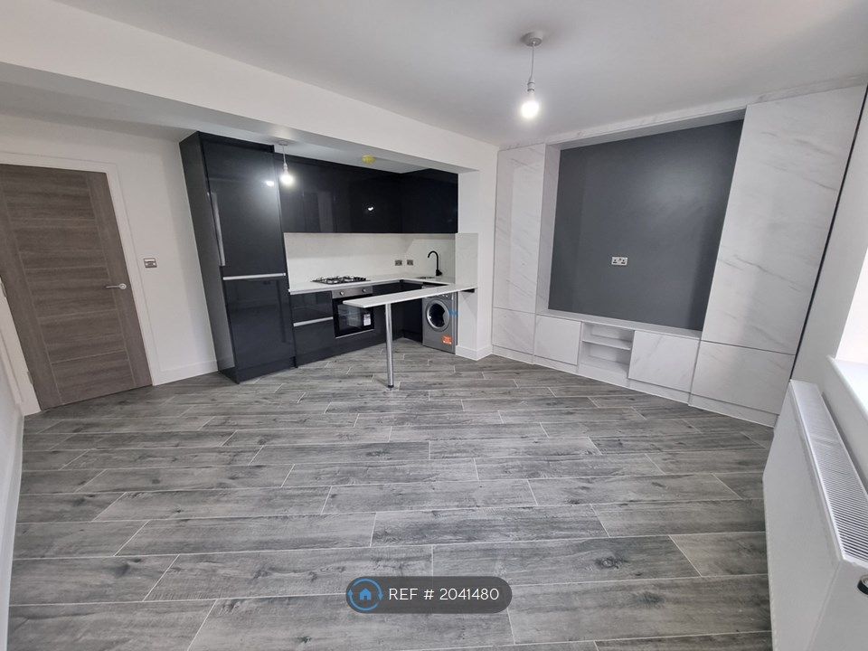 2 bed flat to rent in High Road Leytonstone, London E11, £2,300 pcm