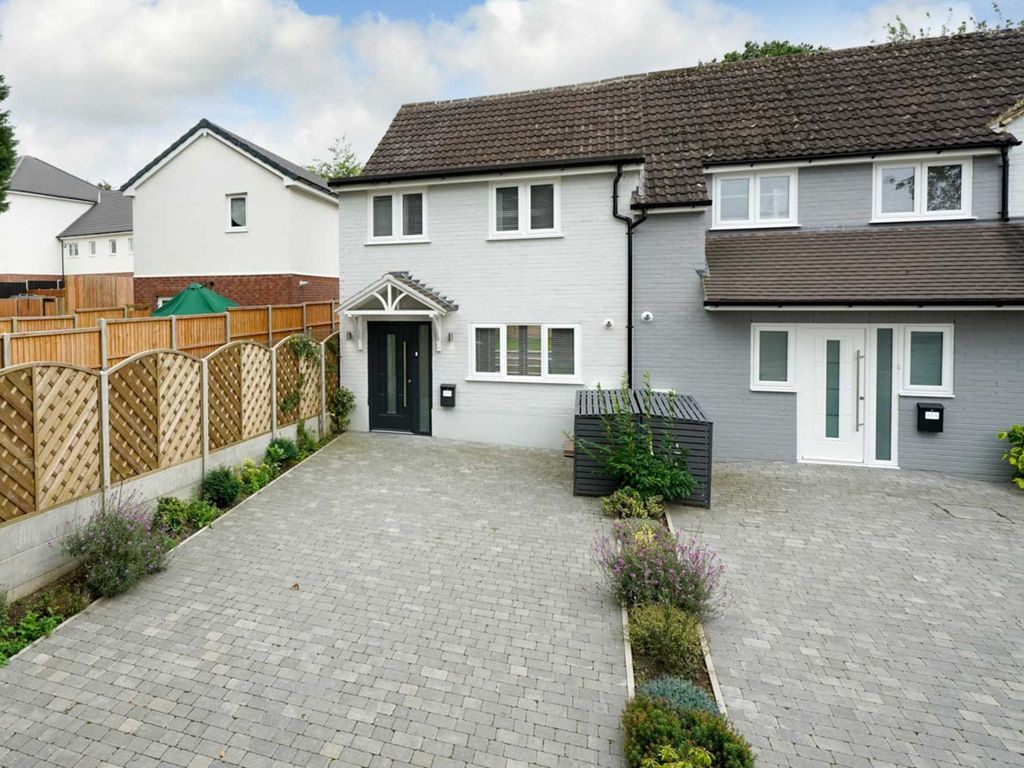 3 bed property for sale in Leverstock Green Road, Hemel Hempstead HP2