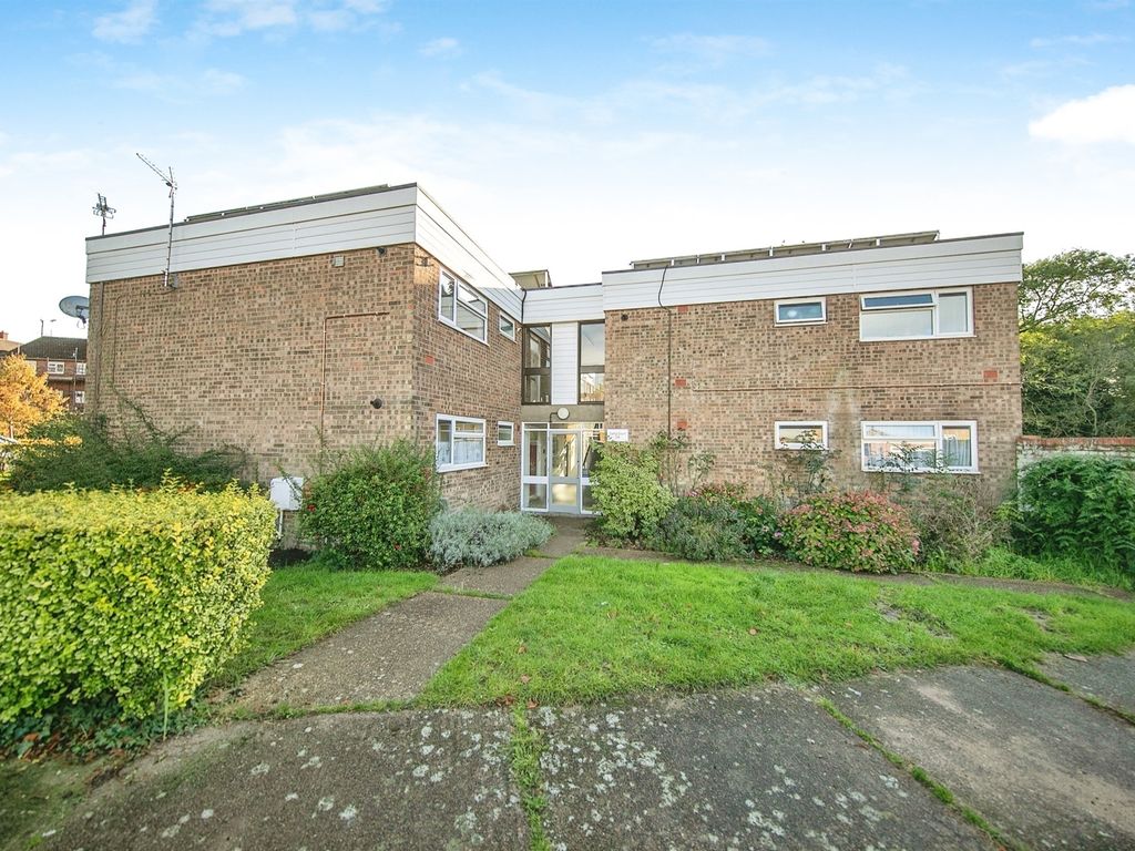 1 bed flat for sale in Hickory Avenue, Colchester CO4, £110,000 Zoopla