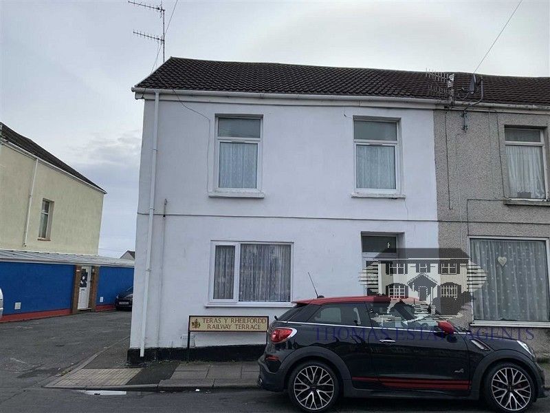 2 bed flat to rent in Railway Terrace, Llanelli, Carmarthenshire. SA15