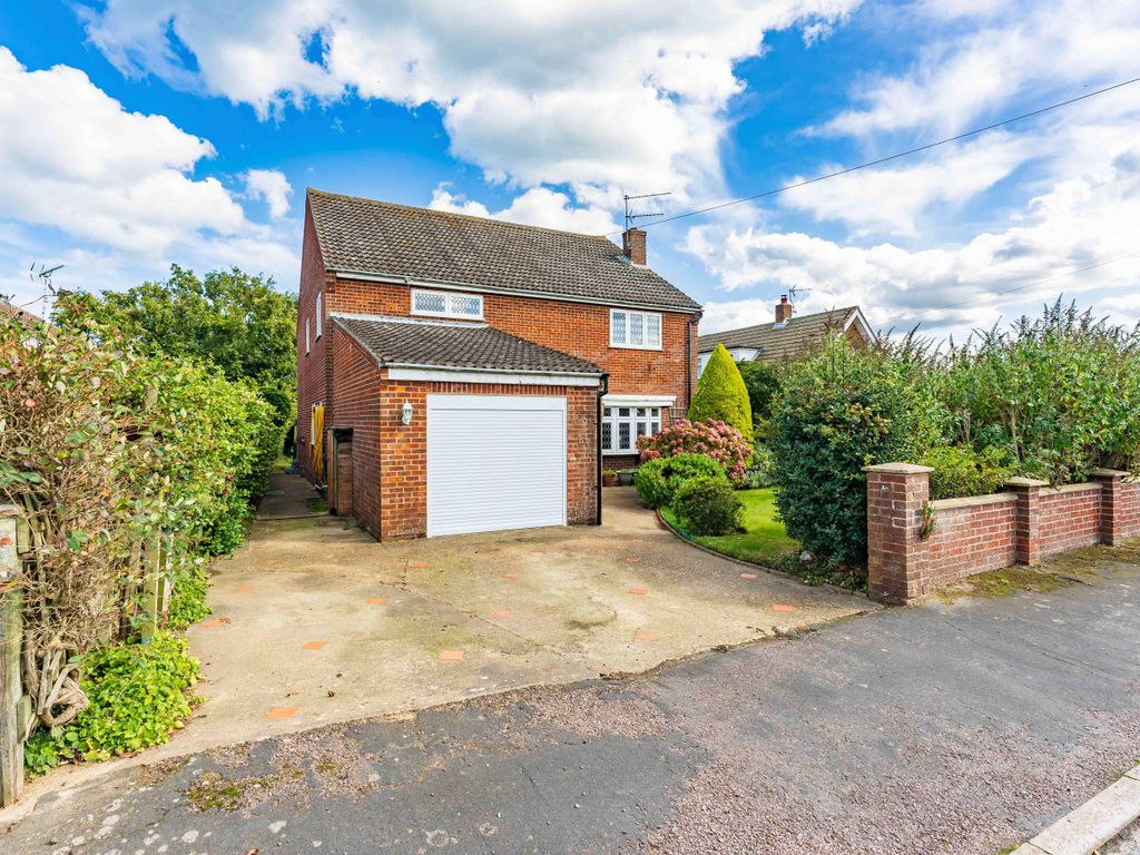 4 bed detached house for sale in Eden Close, Bacton, Norwich NR12, £