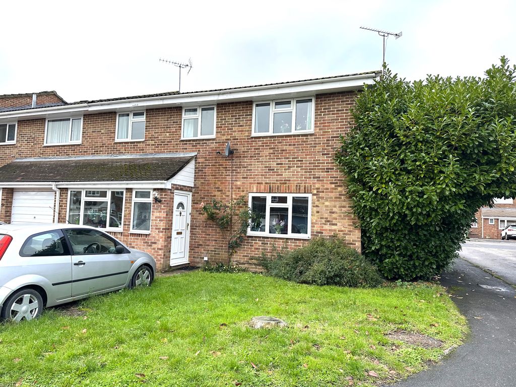 4 bed end terrace house for sale in Elm Close, Bordon GU35, £349,000