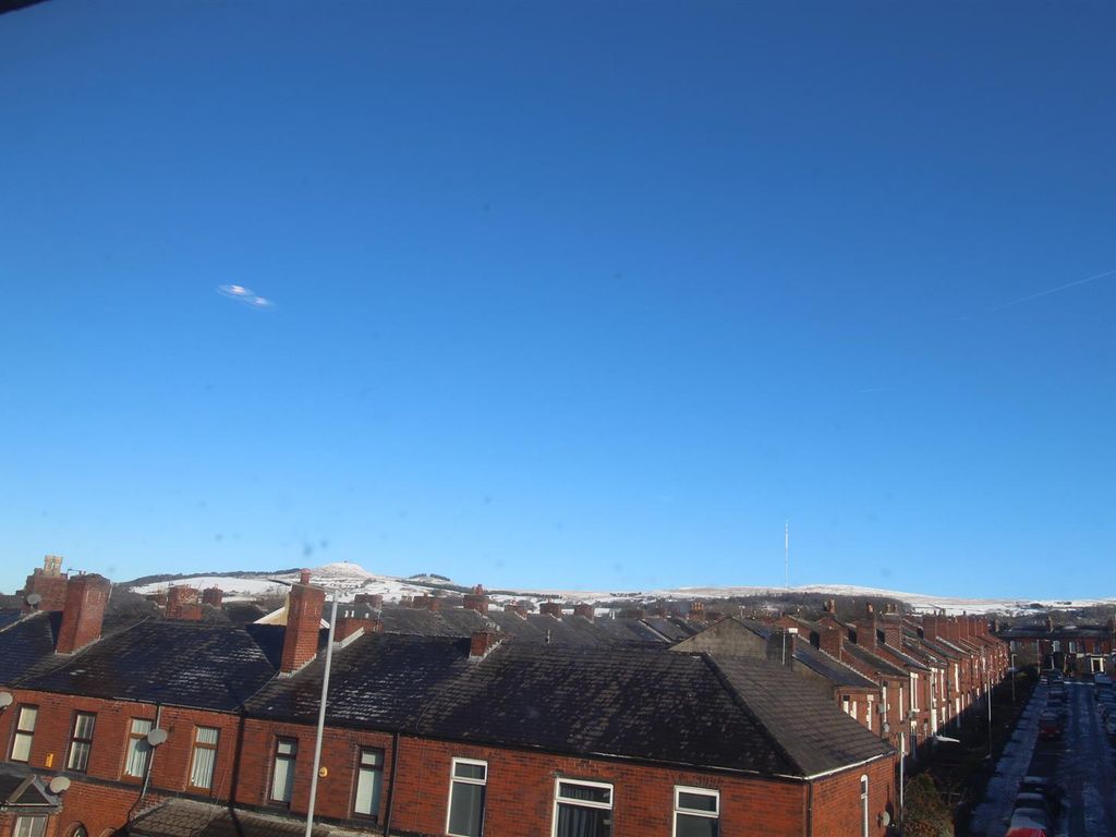 2 bed flat to rent in Chorley New Road, Horwich, Bolton BL6, £700 pcm