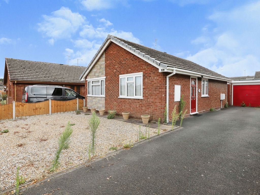 2 bed detached bungalow for sale in Tennyson Way, Kidderminster DY10, £