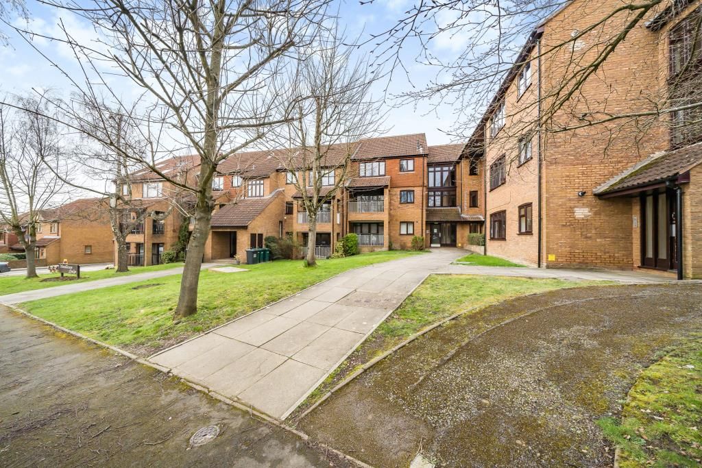 2 bed flat to rent in Woodhouse Eves, Northwood HA6, £2,000 pcm Zoopla