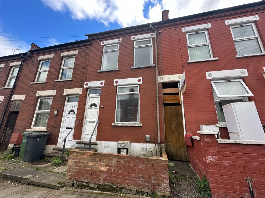 3 bed terraced house for sale in Oak Road, Luton LU4, £250,000 Zoopla