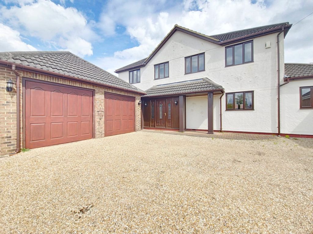 5 bed detached house to rent in Oak Hill Road, Stapleford Abbotts