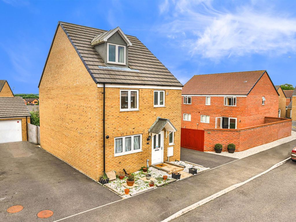 4 bed detached house for sale in Green Crescent, Desborough, Kettering