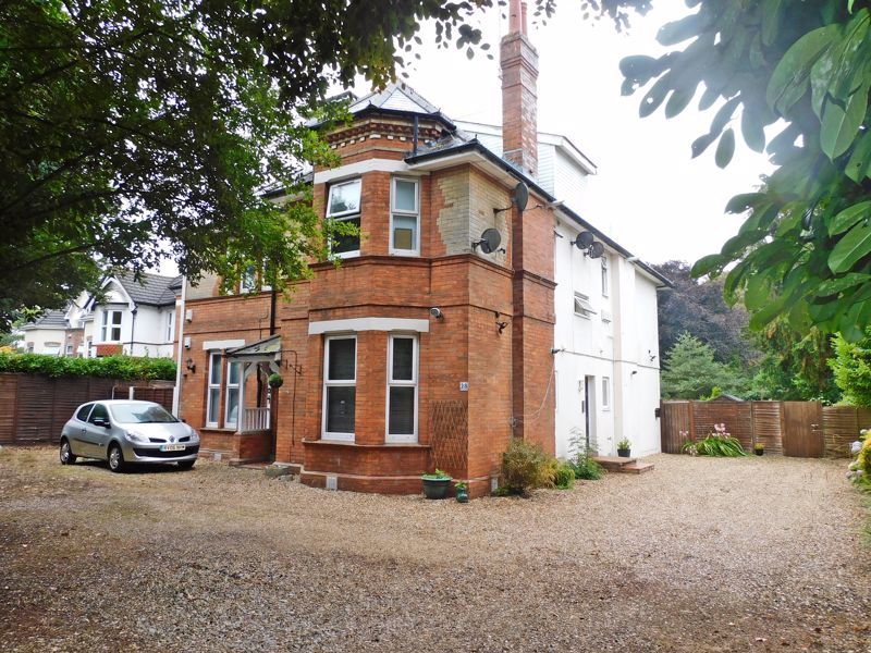 Top Floor Flat. Charminster Road, Charminster, Bournemouth BH8