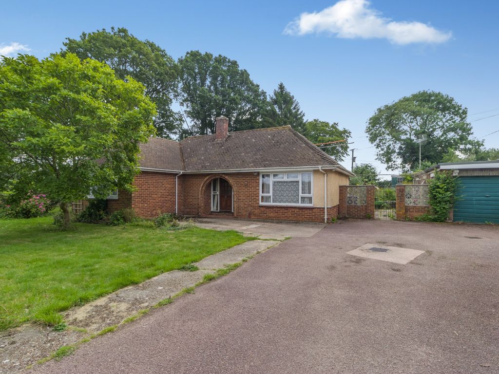 3 bed bungalow for sale in Weedon Hill, Hyde Heath, Amersham HP6, £