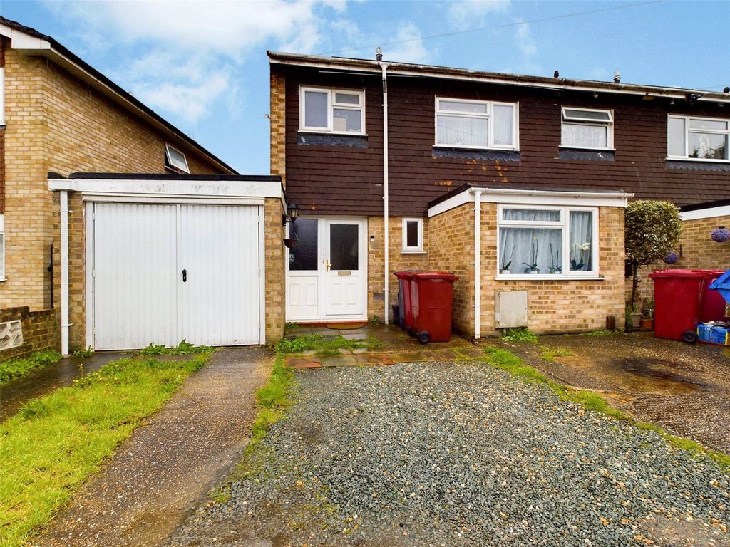3 bed semidetached house for sale in Salford Close, Reading, Berkshire