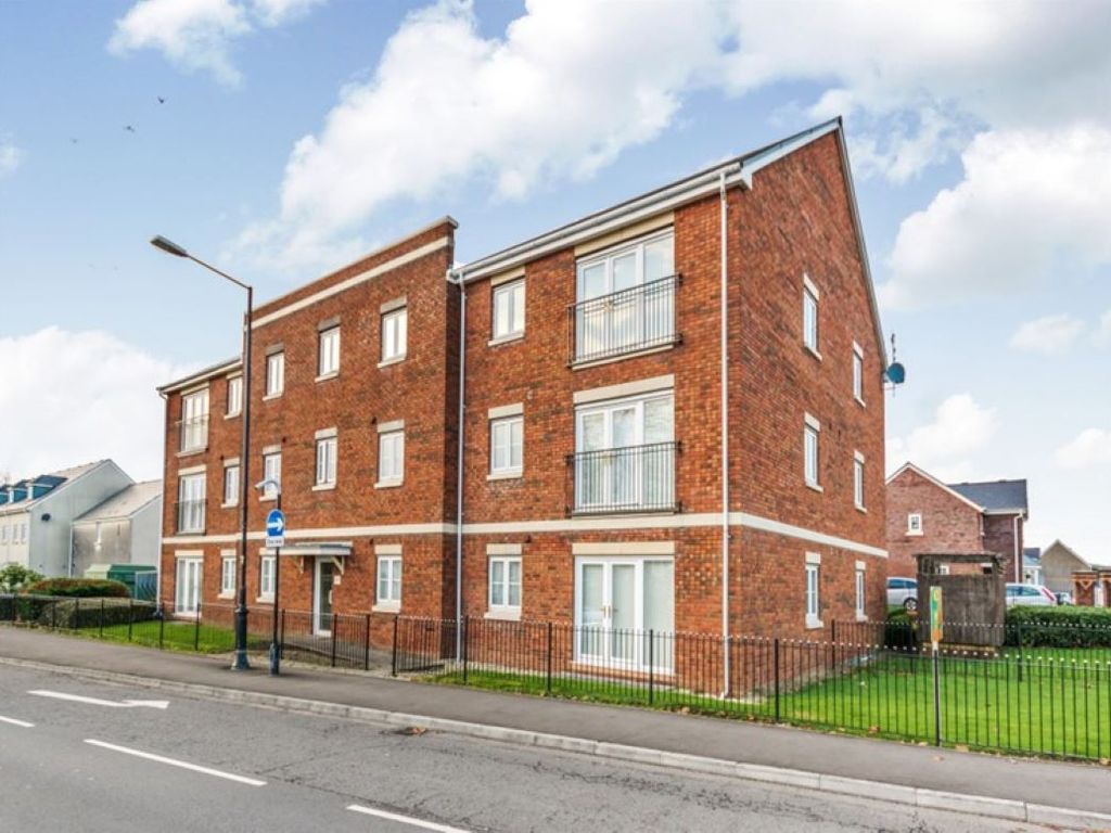 2 bed flat for sale in Clayton Drive, Pontarddulais, Swansea SA4, £