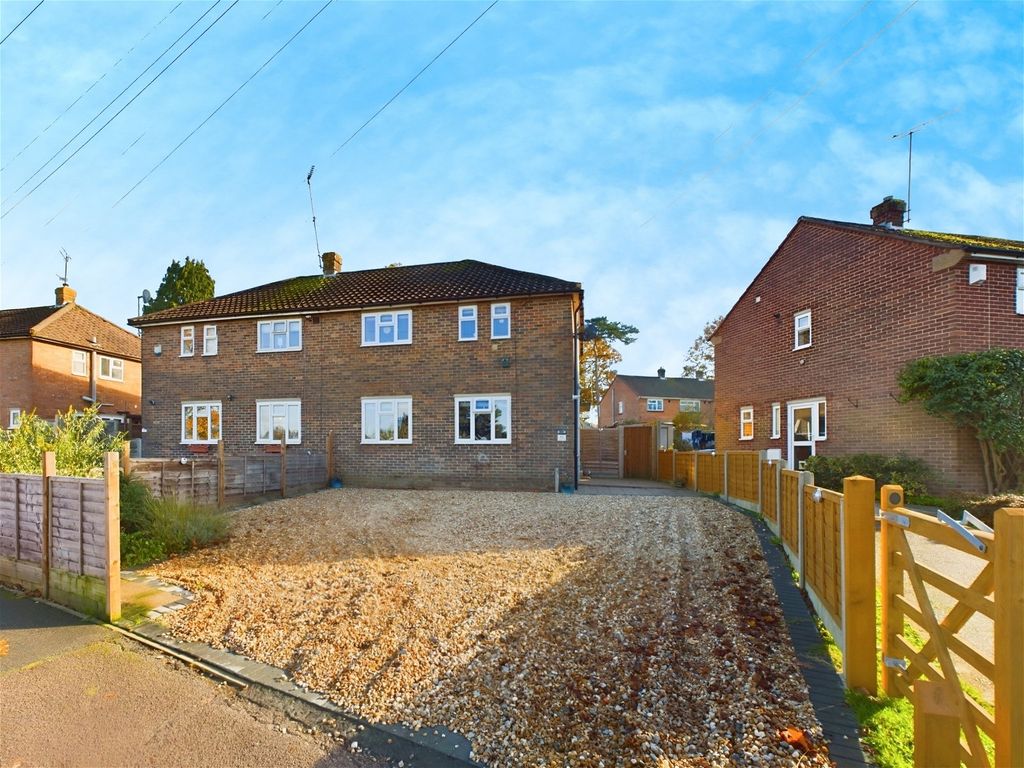 3 bed semidetached house for sale in Granary Way, Horsham RH12, £