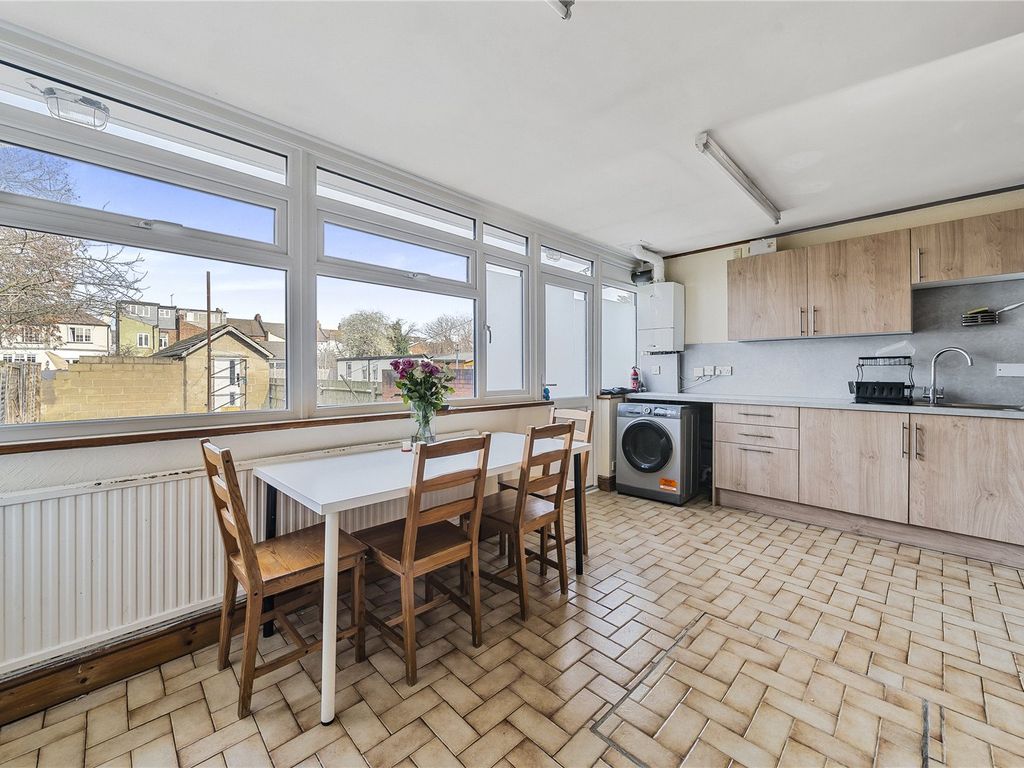 3 bed terraced house to rent in New Road, Wood Green, London N22, £