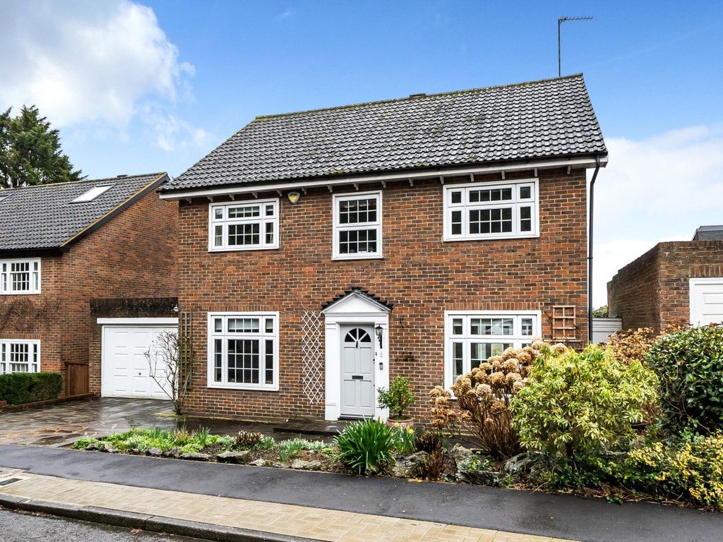 4 bed detached house for sale in Greenacre Close, Hertfordshire