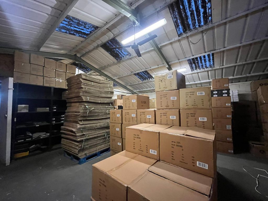 Warehouse to let in Central Way, North Feltham Trading Estate, Feltham